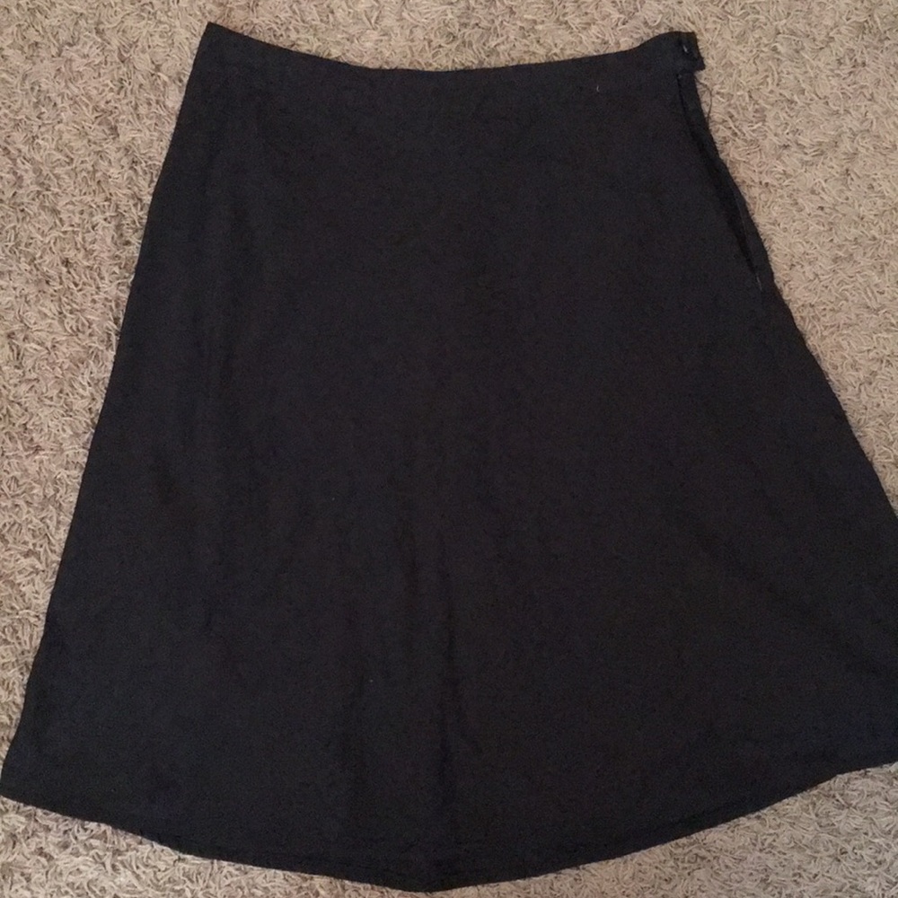 Old Navy black knee-length rose skirt 6